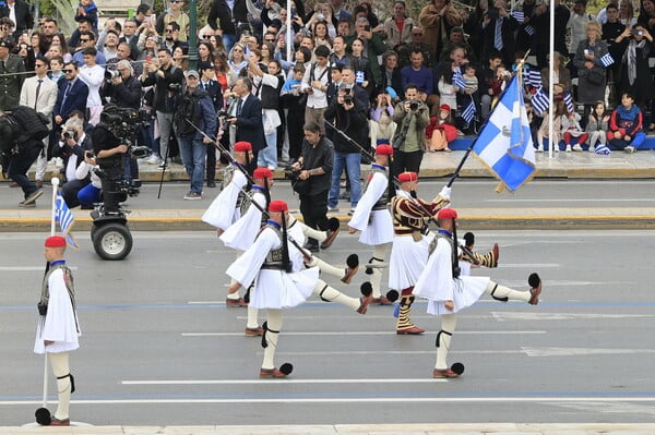 25η Μαρτίου: Στιγμιότυπα από την στρατιωτική παρέλαση στο κέντρο της Αθήνας