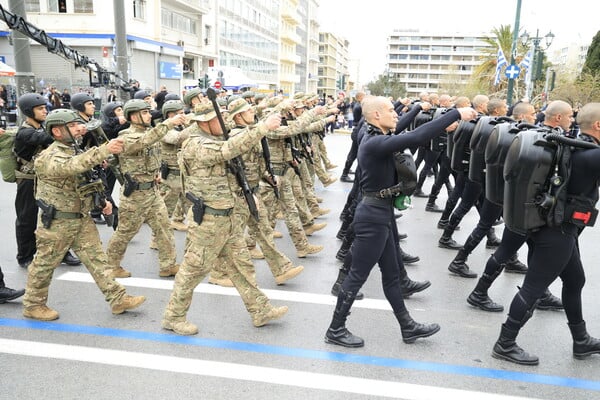 25η Μαρτίου: Στιγμιότυπα από την στρατιωτική παρέλαση στο κέντρο της Αθήνας