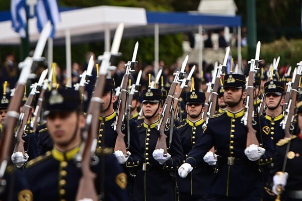 25η Μαρτίου: Στιγμιότυπα από την στρατιωτική παρέλαση στο κέντρο της Αθήνας