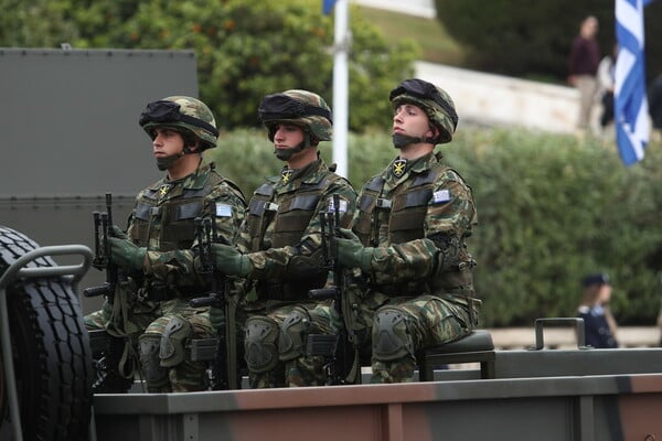 25η Μαρτίου: Στιγμιότυπα από την στρατιωτική παρέλαση στο κέντρο της Αθήνας