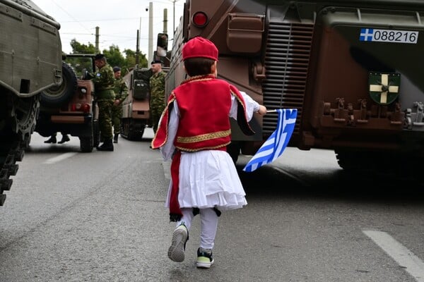 Σε εξέλιξη η στρατιωτική παρέλαση της 25ης Μαρτίου - Κλειστοί οι δρόμοι στο κέντρο της Αθήνας