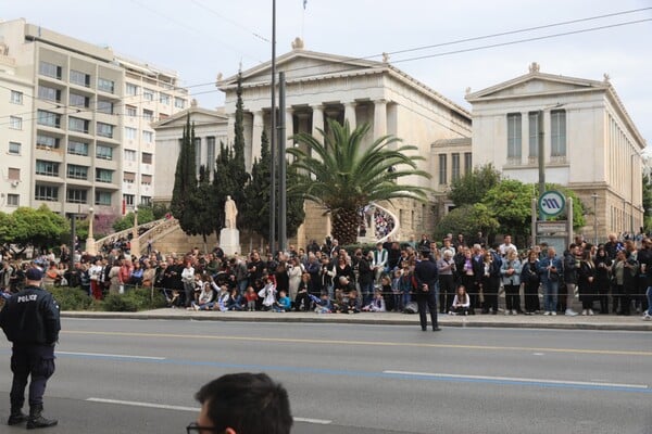 Σε εξέλιξη η στρατιωτική παρέλαση της 25ης Μαρτίου - Κλειστοί οι δρόμοι στο κέντρο της Αθήνας