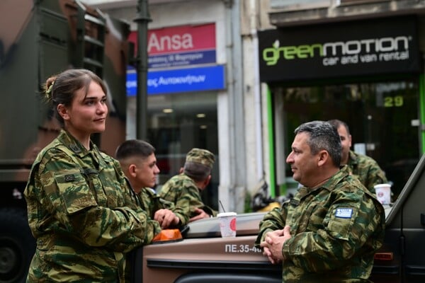 Σε εξέλιξη η στρατιωτική παρέλαση της 25ης Μαρτίου - Κλειστοί οι δρόμοι στο κέντρο της Αθήνας