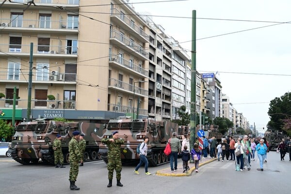 Σε εξέλιξη η στρατιωτική παρέλαση της 25ης Μαρτίου - Κλειστοί οι δρόμοι στο κέντρο της Αθήνας