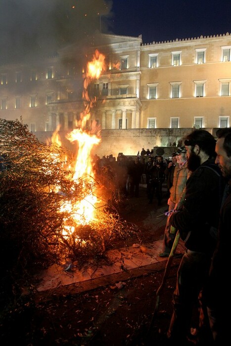 Φωτιές μπροστά από τη Βουλή άναψαν οι αγρότες