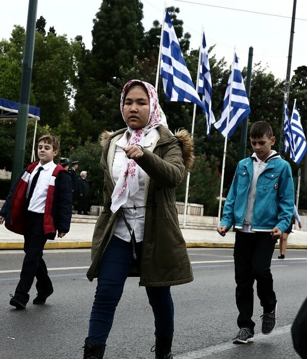 Η σημαιοφόρος με τη μαντήλα και μια μαθήτρια από το Αφγανιστάν