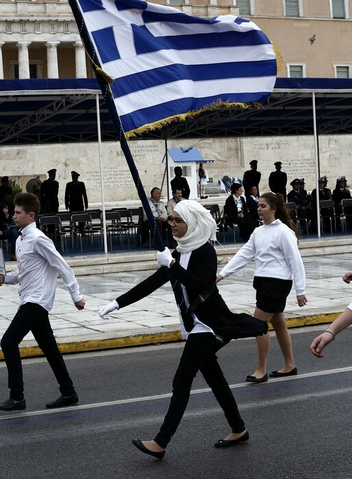 Η σημαιοφόρος με τη μαντήλα και μια μαθήτρια από το Αφγανιστάν