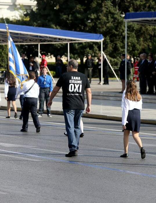 «Τι δεν καταλαβαίνεις;» - Ο δάσκαλος στην παρέλαση της Αθήνας που ξεχώρισε με την μπλούζα του