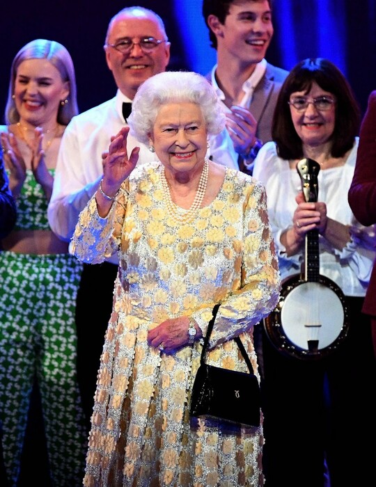 Το πάρτι γενεθλίων της Βασίλισσας - Οι διάσημοι, η εκθαμβωτική Μέγκαν Μαρκλ και τα γέλια για το «μανούλα» του Καρόλου