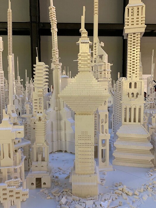 Μια πόλη από λευκά τουβλάκια Lego στην Tate Modern