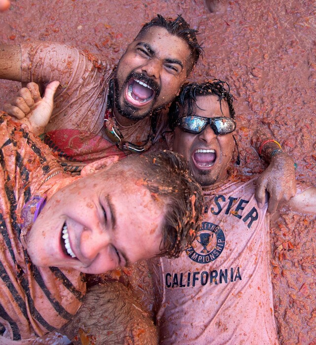 La Tomatina: Χιλιάδες άνθρωποι στον παραδοσιακό ντοματοπόλεμο της Μπουνιόλ