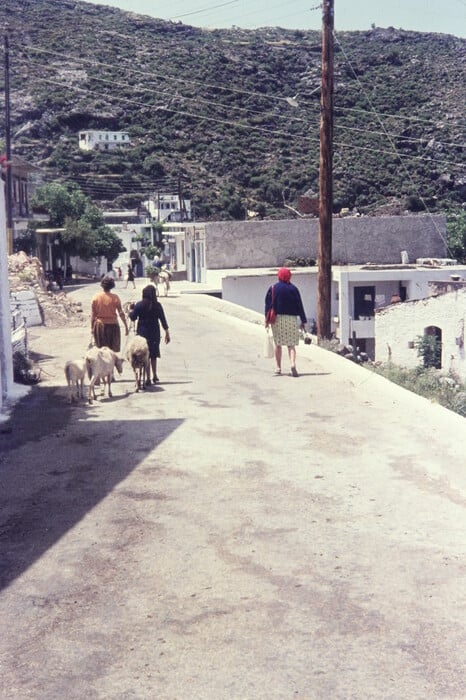 Τέσσερις ξένες φίλες ταξιδεύουν στην Κρήτη του 1971