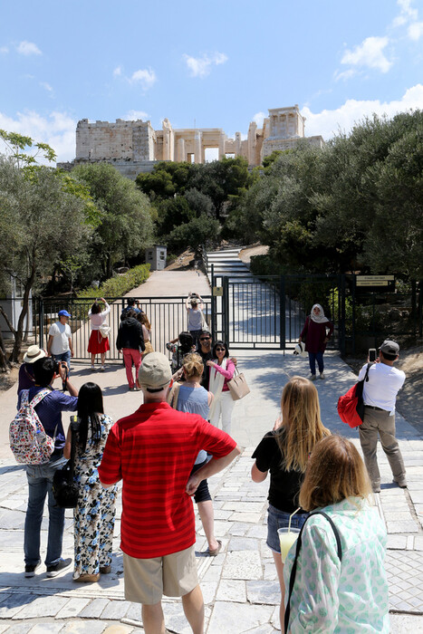 Φωτογραφίες από την Αθήνα της απεργίας - Κλειστή βρήκαν την Ακρόπολη οι τουρίστες