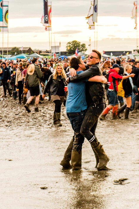 Glastonbury 2016 - Χύμα στη λάσπη με γαλότσες και βρώμικα σταράκια