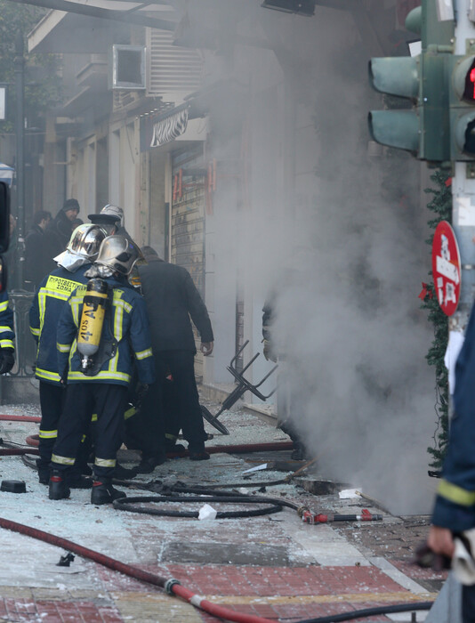 Οι φωτογραφίες από την πλατεία Βικτωρίας αποκαλύπτουν πόσο ισχυρή ήταν η έκρηξη