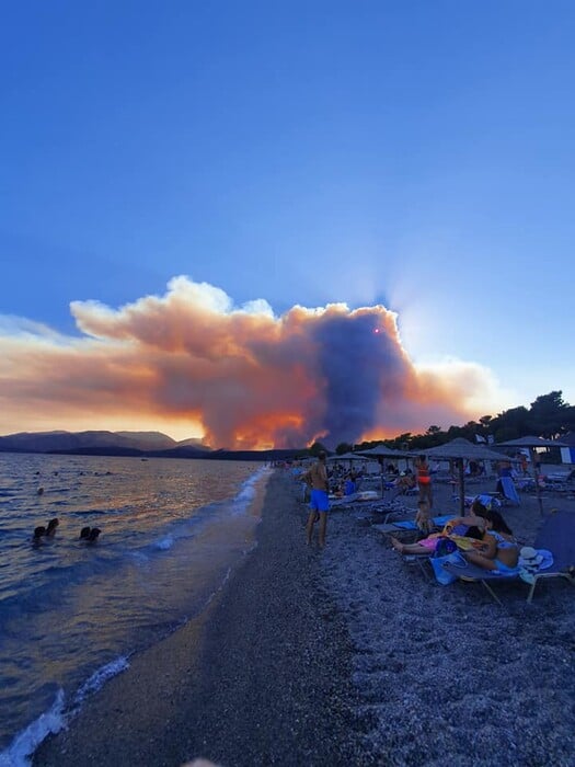 Ανεξέλεγκτη η φωτιά στη Μάνη: Εκκένωση οικισμών - Ορατοί από το Διάστημα οι καπνοί