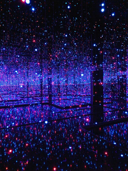 Η πρώτη sold out έκθεση μετά την πανδημία, τα δυο Infinity Mirror Rooms της Κουσάμα