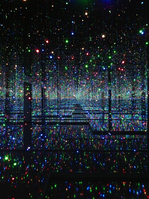 Η πρώτη sold out έκθεση μετά την πανδημία, τα δυο Infinity Mirror Rooms της Κουσάμα