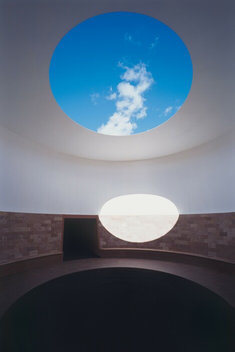 James Turrell: Ο μεγάλος λάτρης του φωτός, ο καλλιτέχνης της μεγάλης ουτοπίας