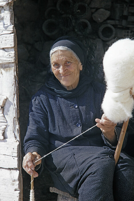 Ηλικιωμένη γνέθει μαλλί.