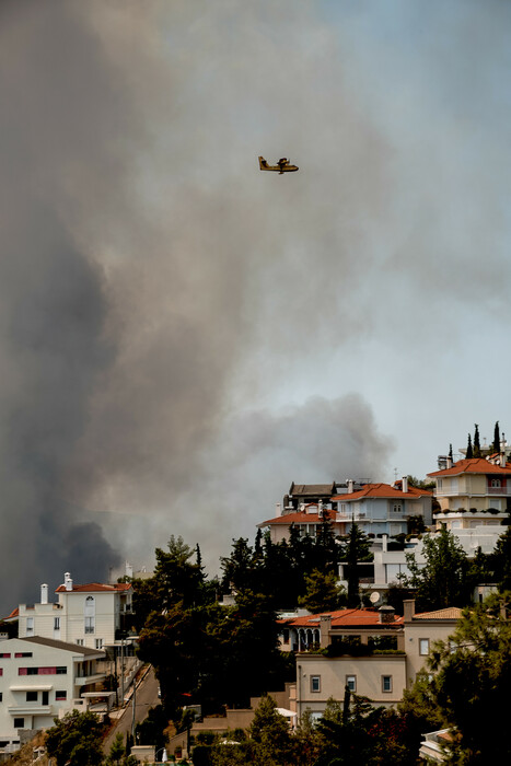 Ανεξέλεγκτη η φωτιά στη Βαρυμπόμπη: Έκλεισε η Εθνική Οδός και γύρω δρόμοι - Μεγάλη επιχείρηση