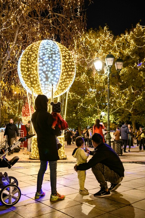 Γιορτινή εικόνα στην πλατεία Συντάγματος: Φωταγωγήθηκε το χριστουγεννιάτικο δέντρο