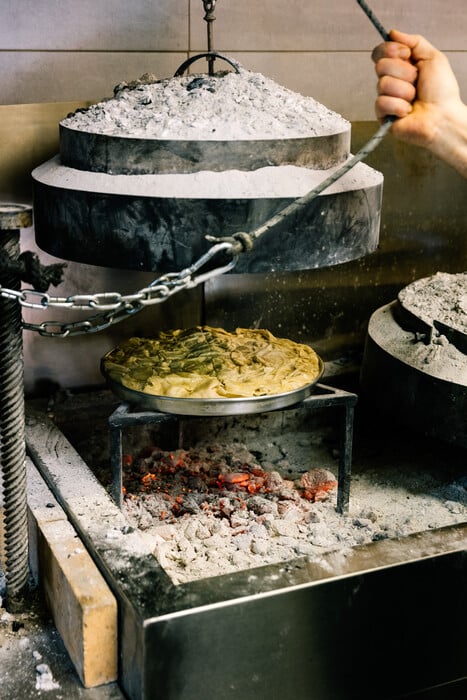 Στο Παλαιό Φάληρο, ένας Μυκονιάτης βγάζει κρεμμυδόπιτα και πλαστό από τα κάρβουνα 