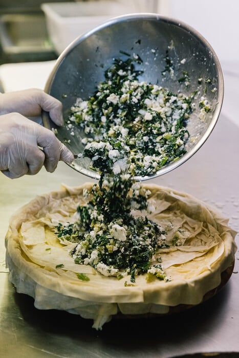 Στο Παλαιό Φάληρο, ένας Μυκονιάτης βγάζει κρεμμυδόπιτα και πλαστό από τα κάρβουνα 