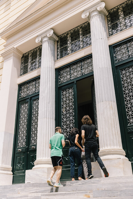 Μέσα στη βιβλιοθήκη της Νομικής Σχολής