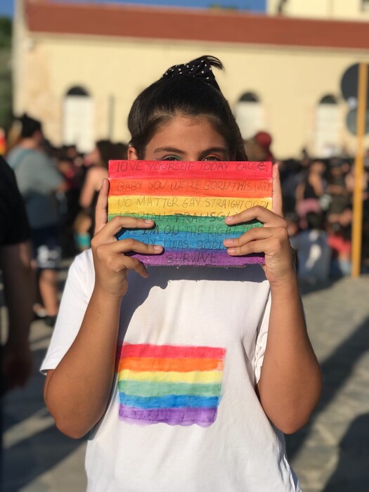 Το πρώτο Pride Χανίων έγινε με μαζική συμμετοχή και δυνατά αντιφασιστικά μηνύματα