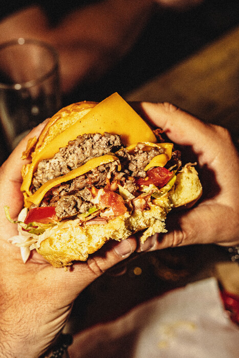 Καμία δίαιτα, παίζουν καινούργιες διευθύνσεις για φοβερά burgers στην Αθήνα 