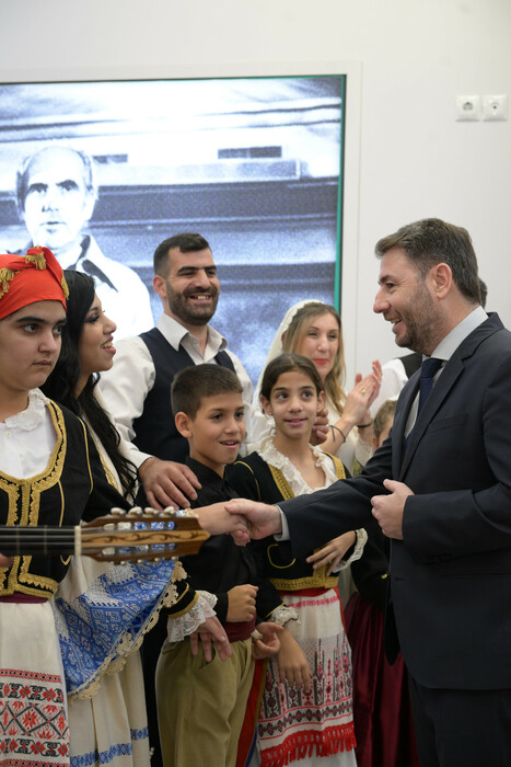 Κάλαντα σε Μητσοτάκη, Κασσελάκη, Ανδρουλάκη- Οι χοροί, τα δώρα, ο Πίνατ και η Φάρλι