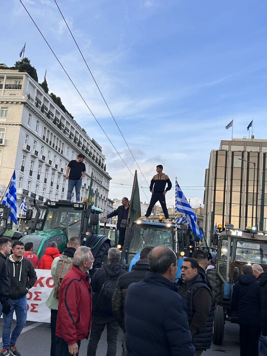 Αγρότες και τρακτέρ «πλημμύρισαν» το Σύνταγμα