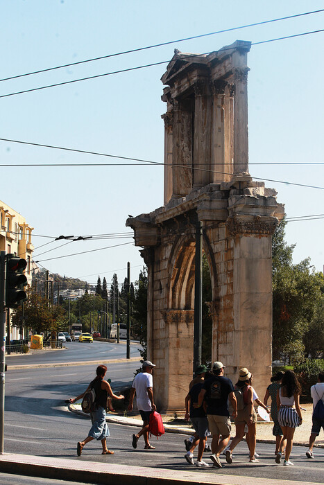 Η άδεια Αθήνα τον Δεκαπενταύγουστο μέσα από τον φωτογραφικό φακό