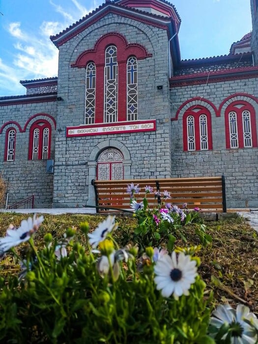 «Οι άνθρωποι του χωριού είναι απλοί, καθημερινοί άνθρωποι. Επέλεξα να ζήσω ανάμεσά τους και όχι σε παλάτια. Κοντά τους όμως νιώθω βασιλιάς».