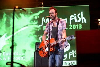 Μεγάλη επιτυχία είχε το χθεσινό Jumping Fish Festival 2013: Young Guitars... Groups & Heroes