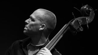 Ο Avishai Cohen καταφθάνει