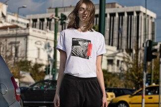 «Άι Λάβ Άθενς Πρότζεκτ» Η νέα t-shirt εμμονή μάς καλεί να αγαπήσουμε ξανά την Αθήνα