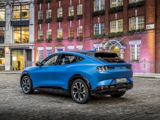 Η νέα Ford Mustang Mach-E «ηλεκτρίζει» και το Λονδίνο