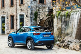 Οδηγούμε το νέο Nissan Juke με φόντο τον χιονισμένο Παρνασσό