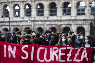 Italia: una folla di studenti per aprire scuole - 