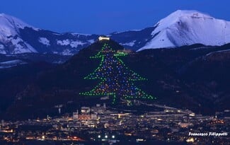 Italia: si accende il più grande albero di Natale del mondo. [ΕΙΚΟΝΕΣ&ΒΙΝΤΕΟ]