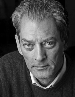 O Paul Auster υπογράφει τα βιβλία του στον Ιano