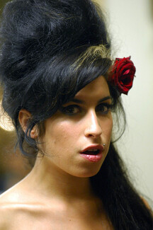 Η Amy Winehouse ξαναζωντανεύει και μας τραγουδά!