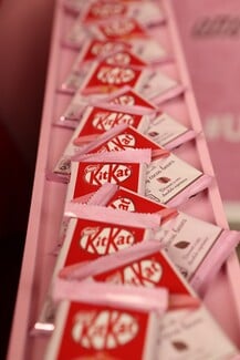 Κυκλοφόρησε και στην Ελλάδα η ροζ KitKat από ένα νέο είδος σοκολάτας