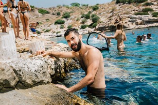 Faces of Summer: 16 νέα πρόσωπα φωτογραφίζονται σε κομβικά σημεία της παραλιακής