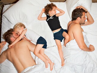 Dads:Ένα λεύκωμα με την οικεία καθημερινότητα των νέων γκέι οικογενειών 