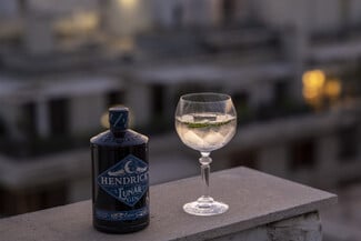 Τρία cocktails με gin για να απολαύσετε υπό το φως της καλοκαιρινής πανσελήνου