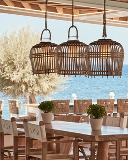 Nikki Beach Resort & Spa Santorini: Ένα ξεχωριστό εορταστικό event σε μια από τις πιο όμορφες παραλίες της Σαντορίνης