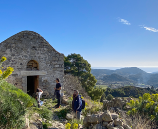 Στην Αίγινα και μετά το καλοκαίρι: Όλοι οι λόγοι που την κάνουν ένα ιδανικό χειμερινό προορισμό